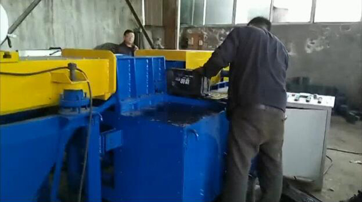 鉛酸電池拆解全過(guò)程，全自動(dòng)，省時(shí)省力