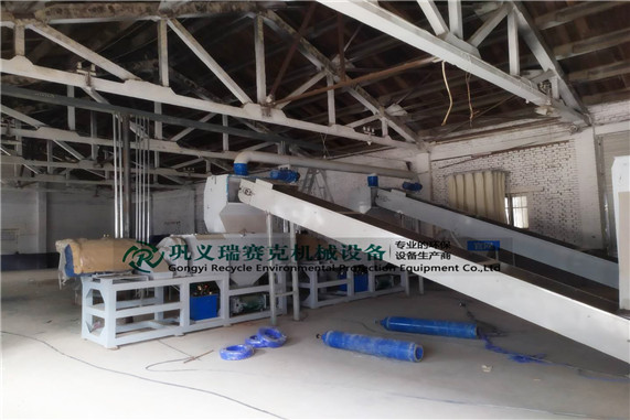 邢臺橡膠顆粒粉碎設備_廢舊輪胎生產(chǎn)橡膠顆粒設備現(xiàn)場